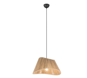 Een moderne hanglamp met een geweven, asymmetrische kap gemaakt van natuurlijke vezels. Het hangt aan een zwart snoer en heeft een zacht gloeiende lamp binnenin. Het ontwerp combineert rustieke en hedendaagse stijlen.
