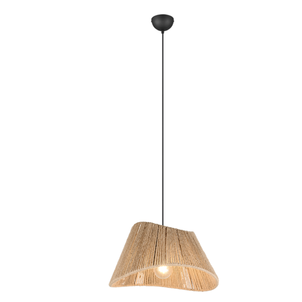 Een moderne hanglamp met een geweven, asymmetrische kap gemaakt van natuurlijke vezels. Het hangt aan een zwart snoer en heeft een zacht gloeiende lamp binnenin. Het ontwerp combineert rustieke en hedendaagse stijlen.