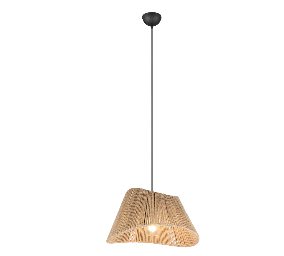 Een moderne hanglamp met een geweven, asymmetrische kap gemaakt van natuurlijke vezels. Het hangt aan een zwart snoer en heeft een zacht gloeiende lamp binnenin. Het ontwerp combineert rustieke en hedendaagse stijlen.