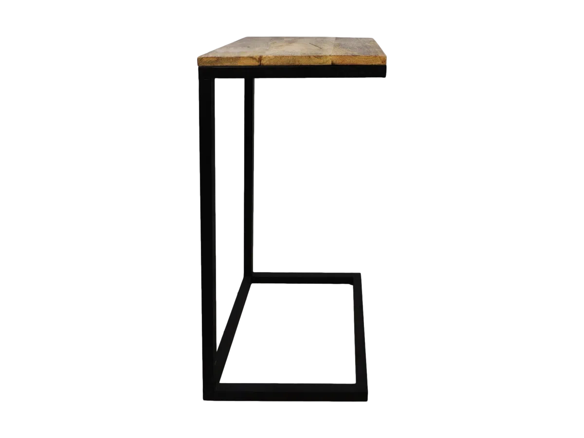 Zijaanzicht van een minimalistische tafel met een rechthoekig houten blad en een zwart metalen frame dat een eenvoudige geometrische vorm vormt. Het ontwerp is strak en modern, geschikt voor kleine ruimtes of als accentstuk.