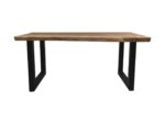 Houten tafel met een glad, rechthoekig blad en zwarte metalen poten in een modern design. Het tafelblad heeft een natuurlijke houtnerf afwerking, wat een eenvoudige maar elegante uitstraling creëert. De poten vormen een stevige rechthoekige basis.