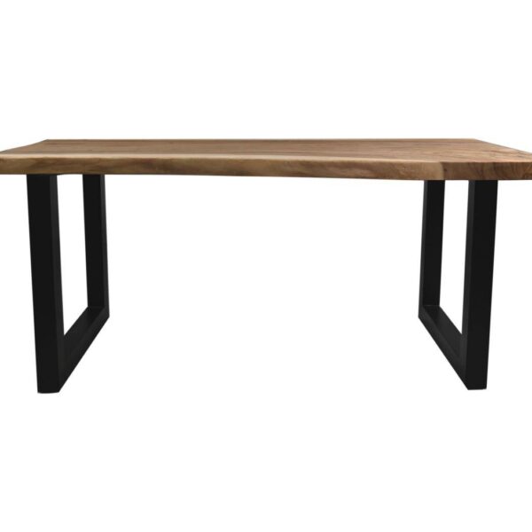 Houten tafel met een glad, rechthoekig blad en zwarte metalen poten in een modern design. Het tafelblad heeft een natuurlijke houtnerf afwerking, wat een eenvoudige maar elegante uitstraling creëert. De poten vormen een stevige rechthoekige basis.