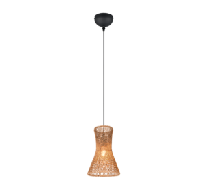 Een enkele hanglamp met een kegelvormige, geweven rieten kap. Hij hangt aan een dun zwart snoer aan een ronde zwarte plafondbevestiging. De gloeilamp binnenin straalt een warme gloed uit, waardoor de textuur van het riet wordt benadrukt.