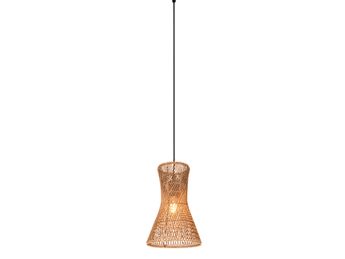 Een enkele hanglamp met een kegelvormige, geweven rieten kap. Hij hangt aan een dun zwart snoer aan een ronde zwarte plafondbevestiging. De gloeilamp binnenin straalt een warme gloed uit, waardoor de textuur van het riet wordt benadrukt.