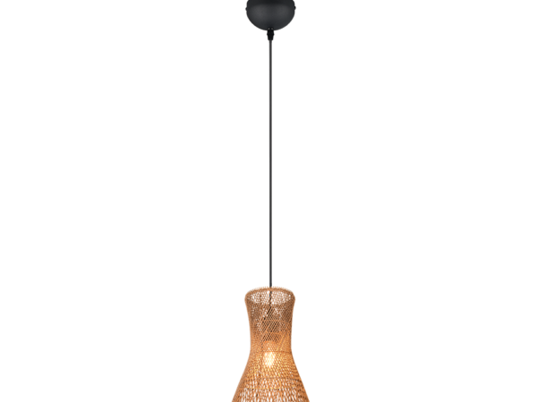 Een enkele hanglamp met een kegelvormige, geweven rieten kap. Hij hangt aan een dun zwart snoer aan een ronde zwarte plafondbevestiging. De gloeilamp binnenin straalt een warme gloed uit, waardoor de textuur van het riet wordt benadrukt.