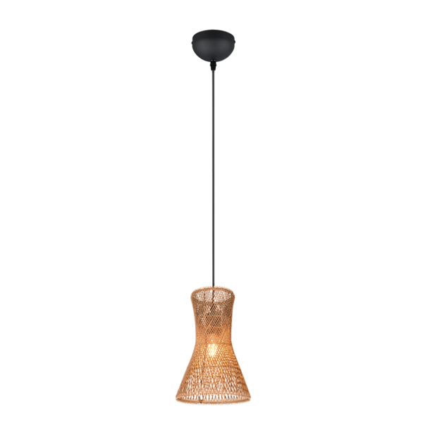 Een enkele hanglamp met een kegelvormige, geweven rieten kap. Hij hangt aan een dun zwart snoer aan een ronde zwarte plafondbevestiging. De gloeilamp binnenin straalt een warme gloed uit, waardoor de textuur van het riet wordt benadrukt.