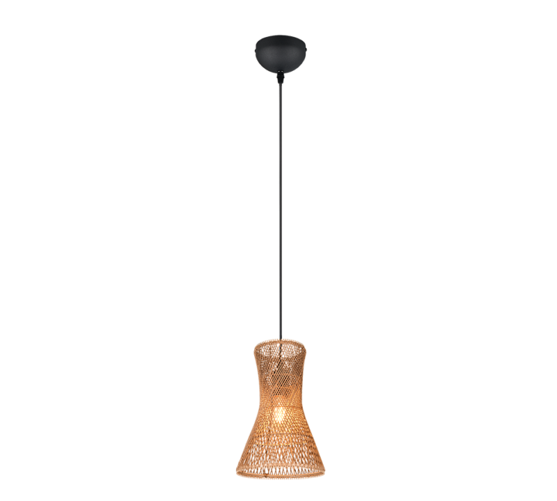 Een enkele hanglamp met een kegelvormige, geweven rieten kap. Hij hangt aan een dun zwart snoer aan een ronde zwarte plafondbevestiging. De gloeilamp binnenin straalt een warme gloed uit, waardoor de textuur van het riet wordt benadrukt.