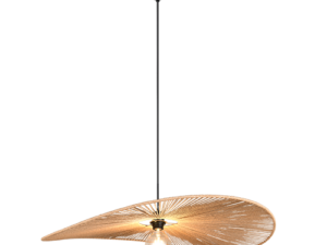 Een moderne hanglamp met een grote, asymmetrische, bladvormige houten kap en een zichtbare gloeilamp, die aan het plafond hangt met een lang, slank zwart snoer.