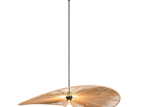 Een moderne hanglamp met een grote, asymmetrische, bladvormige houten kap en een zichtbare gloeilamp, die aan het plafond hangt met een lang, slank zwart snoer.