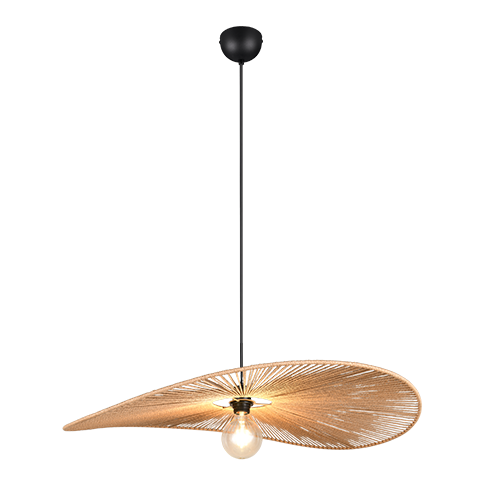 Een moderne hanglamp met een grote, asymmetrische, bladvormige houten kap en een zichtbare gloeilamp, die aan het plafond hangt met een lang, slank zwart snoer.