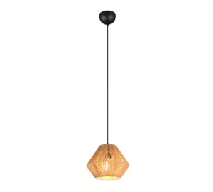 Een hangende hanglamp met een kap van gevlochten riet in een zeshoekige vorm, opgehangen aan een zwart snoer aan een zwarte plafondbevestiging, die een warm licht verspreidt.