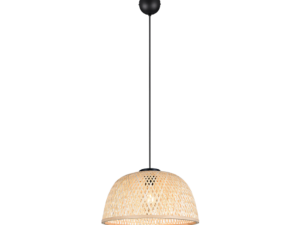 Een geweven rotan hanglamp met een zwarte plafondbevestiging en snoer. De kap is koepelvormig en heeft een roosterpatroon waardoor het licht erdoorheen kan filteren, wat een warme en uitnodigende ambiance creëert.