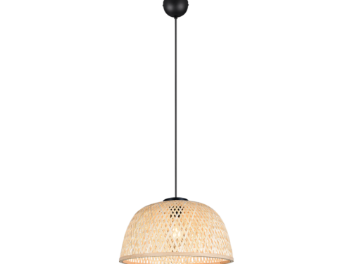 Een geweven rotan hanglamp met een zwarte plafondbevestiging en snoer. De kap is koepelvormig en heeft een roosterpatroon waardoor het licht erdoorheen kan filteren, wat een warme en uitnodigende ambiance creëert.