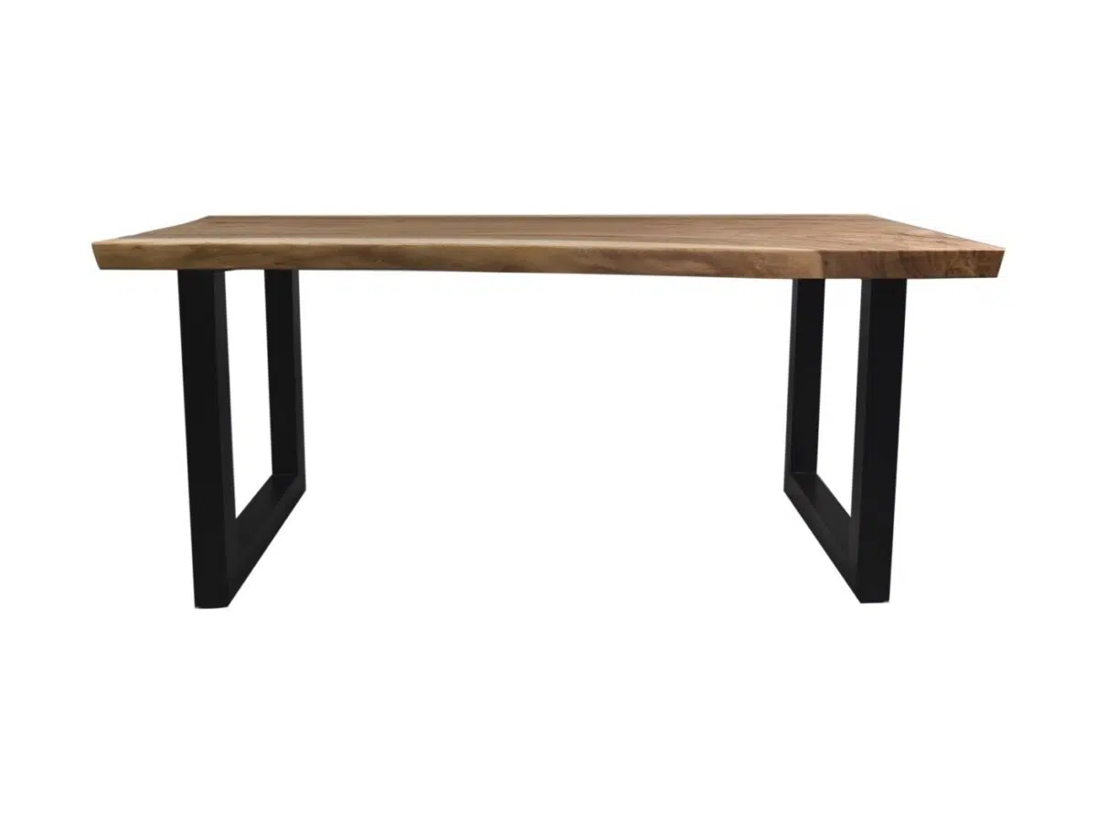 Een moderne houten tafel met een dik, natuurlijk houten blad en strakke zwarte metalen poten. Het ontwerp is minimalistisch en stevig, geschikt voor verschillende interieurstijlen. De tafel wordt getoond tegen een effen, witte achtergrond.