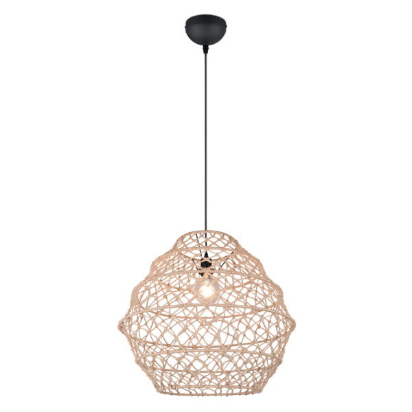 Hangende hanglamp in rieten stijl met een geweven patroon, met een enkele lamp zichtbaar in het midden. Het heeft een zwart snoer en plafondbevestiging.