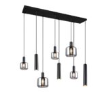Moderne rechthoekige kroonluchter met acht hanglampen, voorzien van een strakke zwarte staaf en afwisselend cilindrische en glazen bolkappen, opgehangen op verschillende hoogtes.
