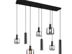 Moderne rechthoekige kroonluchter met acht hanglampen, voorzien van een strakke zwarte staaf en afwisselend cilindrische en glazen bolkappen, opgehangen op verschillende hoogtes.