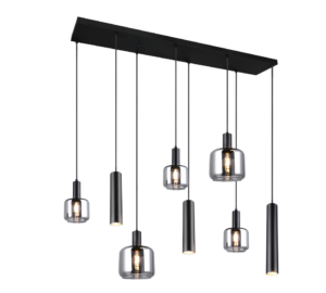 Moderne rechthoekige kroonluchter met acht hanglampen, voorzien van een strakke zwarte staaf en afwisselend cilindrische en glazen bolkappen, opgehangen op verschillende hoogtes.