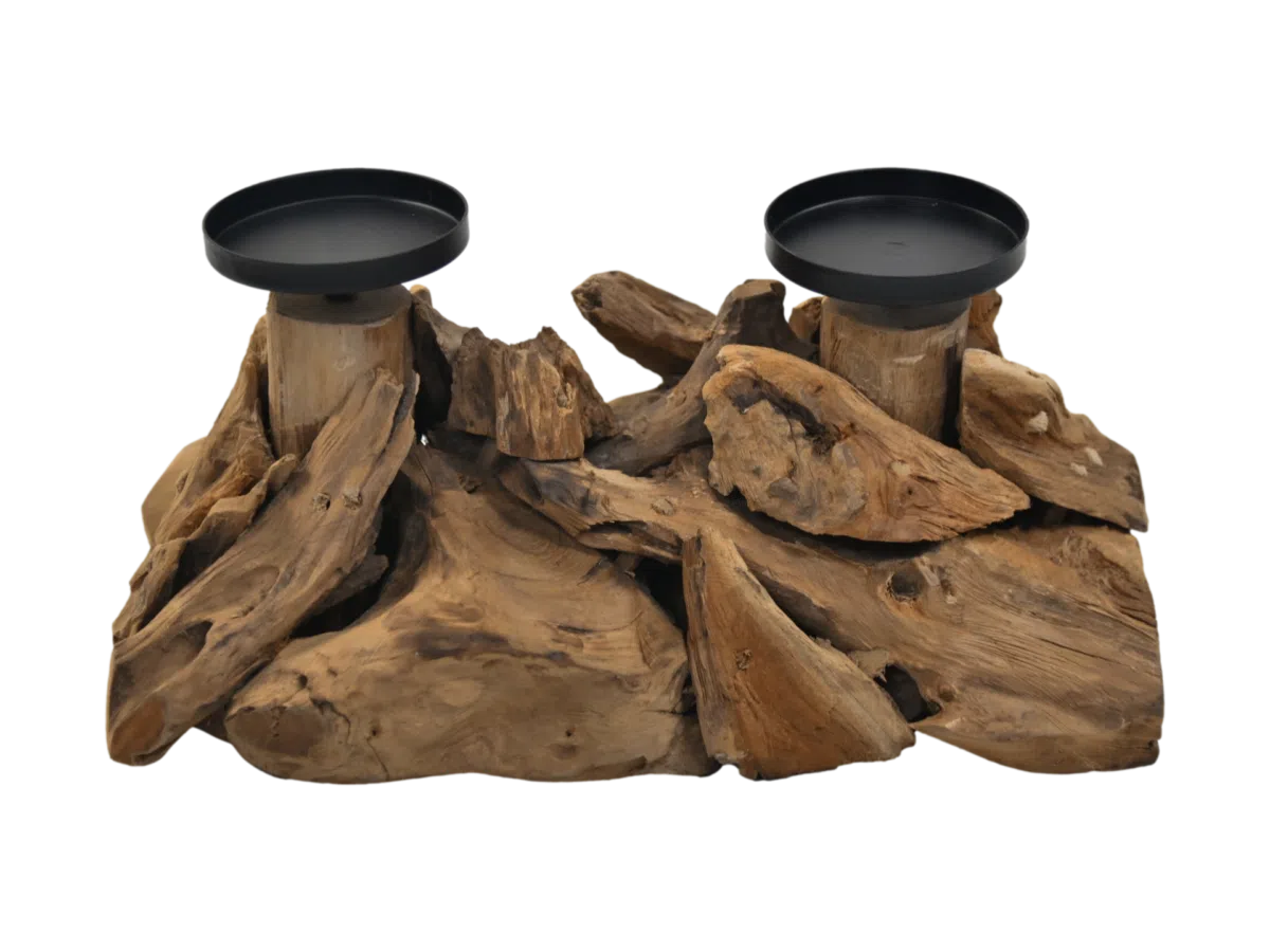 Een sculptuur gemaakt van in elkaar verstrengelde stukken drijfhout draagt twee zwarte ronde platforms bovenop. Het drijfhout heeft een natuurlijke, rustieke uitstraling tegen een effen zwarte achtergrond.