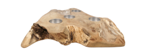 Een natuurlijk houten dienblad met een onregelmatige, rustieke vorm en vier ingebedde roestvrijstalen bekerhouders. Het hout heeft een lichte, gestructureerde afwerking met zichtbare nerfpatronen, randen en knopen.