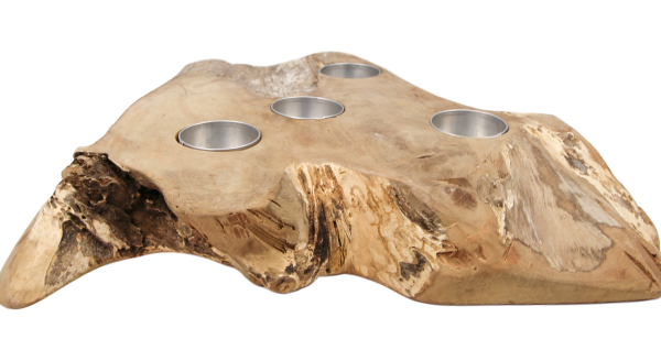 Een natuurlijk houten dienblad met een onregelmatige, rustieke vorm en vier ingebedde roestvrijstalen bekerhouders. Het hout heeft een lichte, gestructureerde afwerking met zichtbare nerfpatronen, randen en knopen.