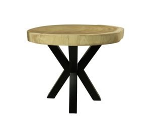 Een ronde houten tafel met een natuurlijke afwerking en een dik blad, staand op een zwart metalen X-vormig onderstel. De tafel heeft een rustieke uitstraling met een glad oppervlak en licht onregelmatige randen.