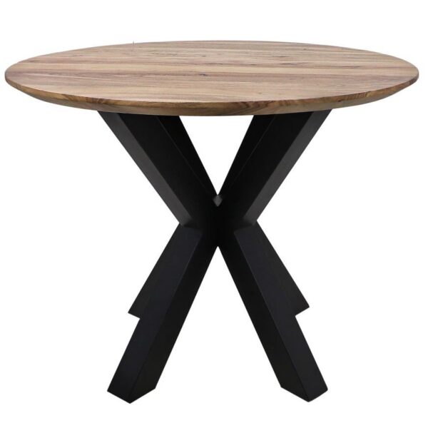Ronde houten tafel met een lichtbruin blad en zwarte X-vormige metalen poten. Het ontwerp is eenvoudig en modern, wat een strakke, minimalistische esthetiek creëert.