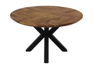 Ronde houten tafel met een visgraatmotief op het blad. Het heeft een zwart metalen X-vormig onderstel.