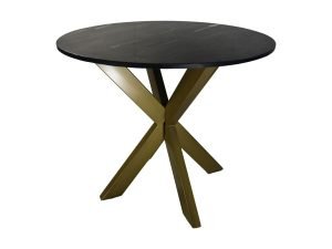Een ronde, zwarte tafel met een strak design. Het heeft een gouden, gekruiste metalen basis die een moderne touch toevoegt.