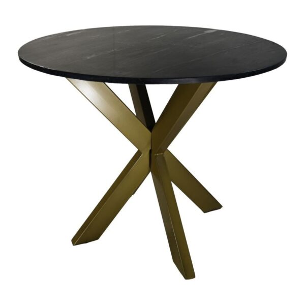 Een ronde, zwarte tafel met een strak design. Het heeft een gouden, gekruiste metalen basis die een moderne touch toevoegt.