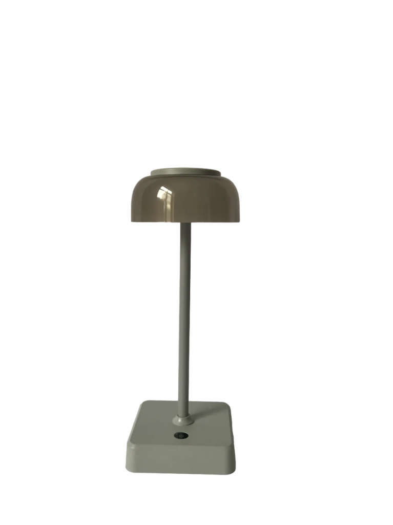 Een moderne tafellamp met een beige, koepelvormige kap en een strakke, verticale steel op een vierkante, grijze voet.