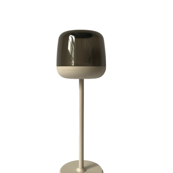Een moderne tafellamp met een strak, minimalistisch design. Het heeft een ronde, metalen kap en een slanke, rechte standaard op een ronde voet. De lamp staat op een witte achtergrond.