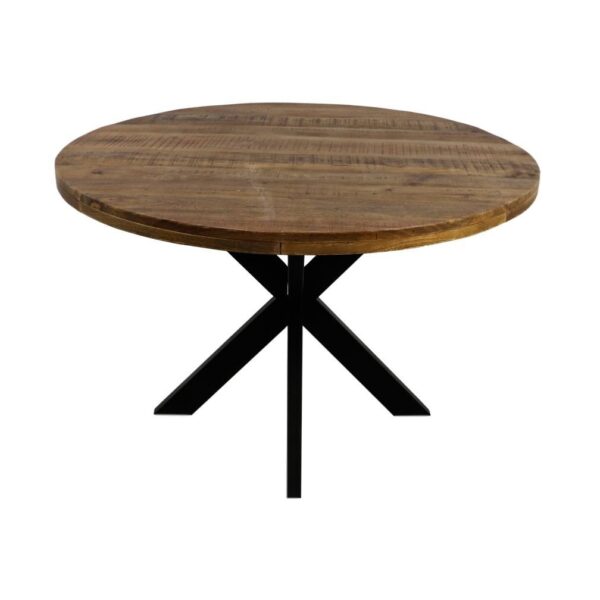 Een ronde houten tafel met een glad, licht getextureerd bruin oppervlak. Het heeft een zwart metalen onderstel met vier schuine poten, waardoor een X-vorm ontstaat voor ondersteuning. De tafel heeft een eenvoudig en eigentijds ontwerp.