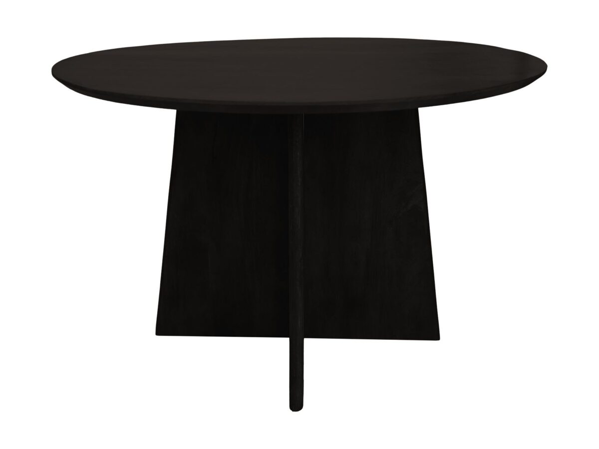 Een moderne zwarte ronde tafel met een glad oppervlak en een driehoekige voet. De tafel heeft een minimalistisch design, geschikt voor hedendaagse interieurs.