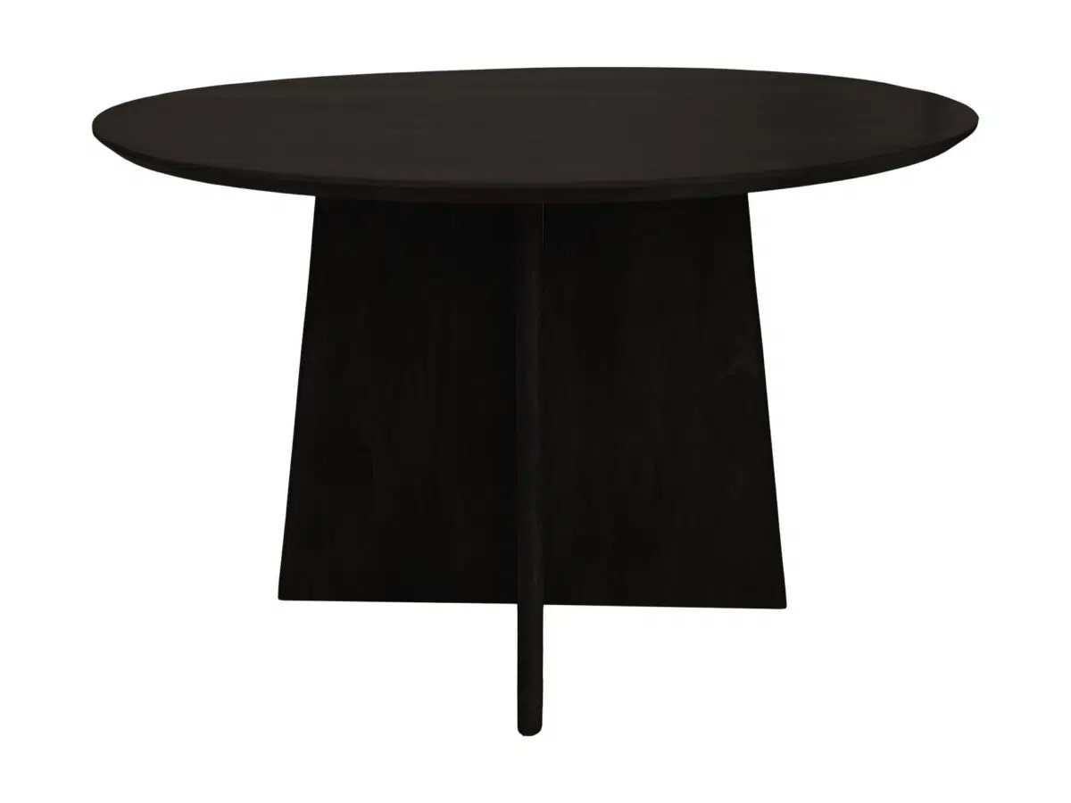 Een moderne zwarte ronde tafel met een glad oppervlak en een driehoekige voet. De tafel heeft een minimalistisch design, geschikt voor hedendaagse interieurs.