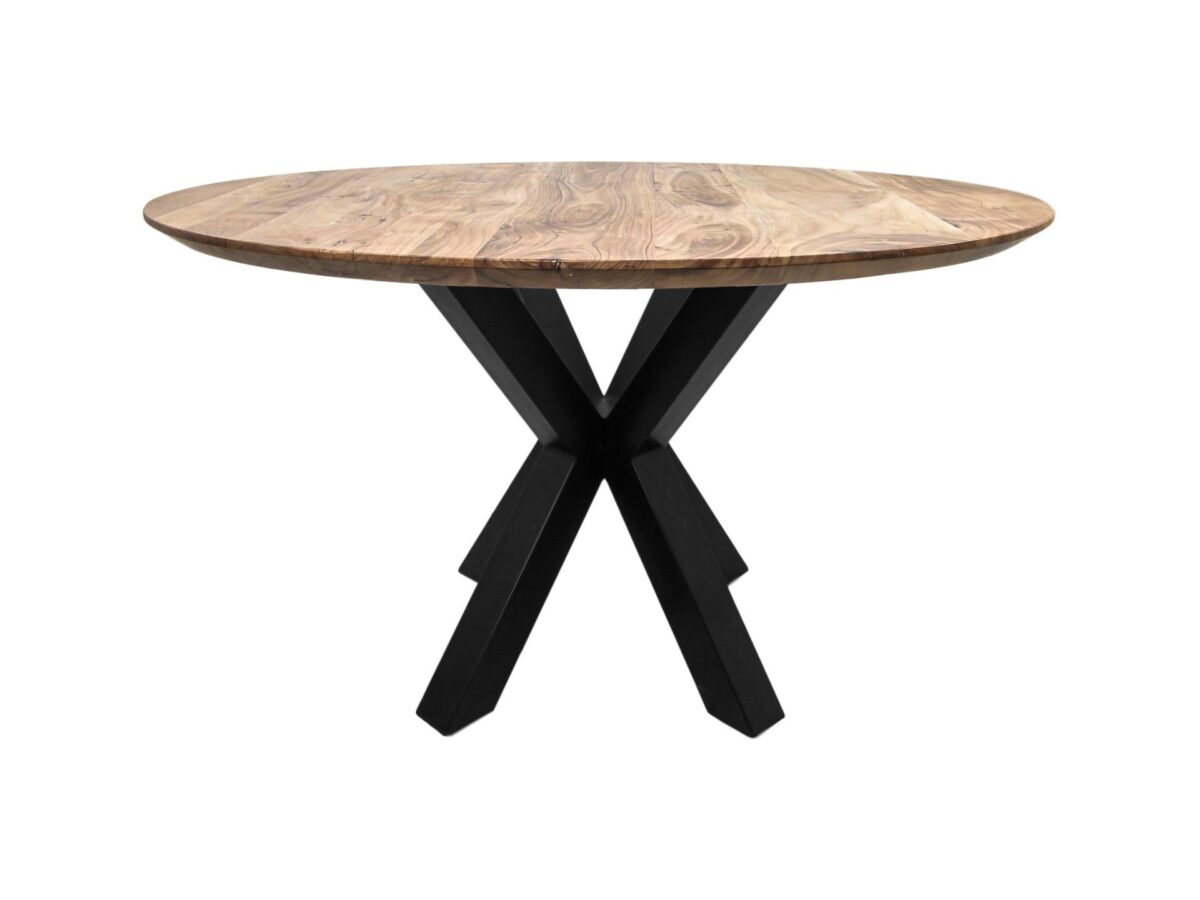 Een ronde houten tafel met een gladde, natuurlijke houten afwerking. De tafel heeft een unieke zwarte, X-vormige voet met vier poten, wat zorgt voor een moderne en minimalistische look.