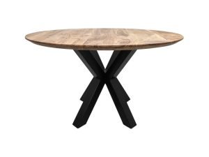 Een ronde houten tafel met een gladde, natuurlijke houten afwerking. De tafel heeft een unieke zwarte, X-vormige voet met vier poten, wat zorgt voor een moderne en minimalistische look.