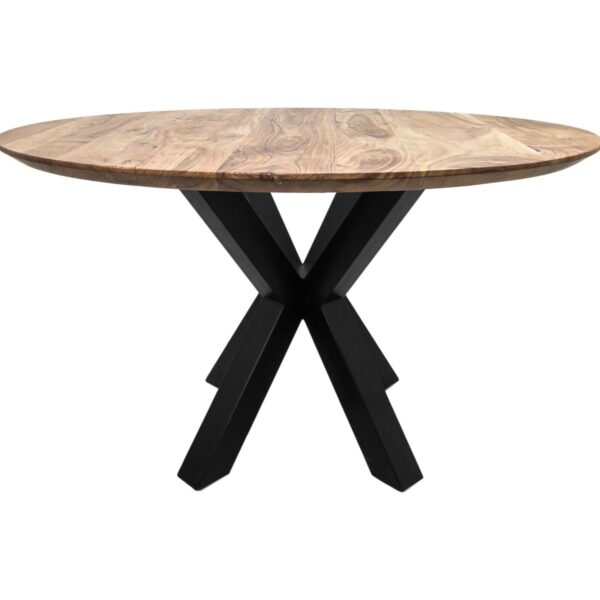 Een ronde houten tafel met een gladde, natuurlijke houten afwerking. De tafel heeft een unieke zwarte, X-vormige voet met vier poten, wat zorgt voor een moderne en minimalistische look.