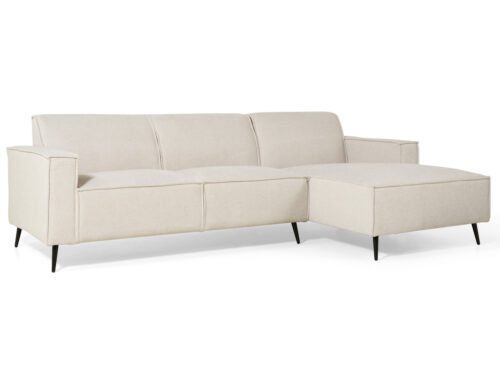 Een moderne beige sectionele bank met strakke lijnen en zwarte taps toelopende poten. Het heeft een zitgedeelte met drie kussens en een chaise longue aan de rechterkant, wat een minimalistische en eigentijdse look creëert.