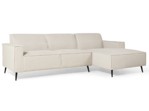 Een moderne beige sectionele bank met strakke lijnen en zwarte taps toelopende poten. Het heeft een zitgedeelte met drie kussens en een chaise longue aan de rechterkant, wat een minimalistische en eigentijdse look creëert.