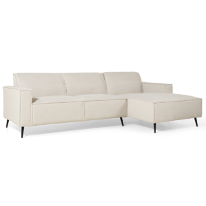 Een moderne beige sectionele bank met strakke lijnen en zwarte taps toelopende poten. Het heeft een zitgedeelte met drie kussens en een chaise longue aan de rechterkant, wat een minimalistische en eigentijdse look creëert.