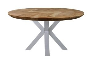 Ronde houten tafel met een visgraatmotief op het blad en witte, kruisvormige metalen poten.