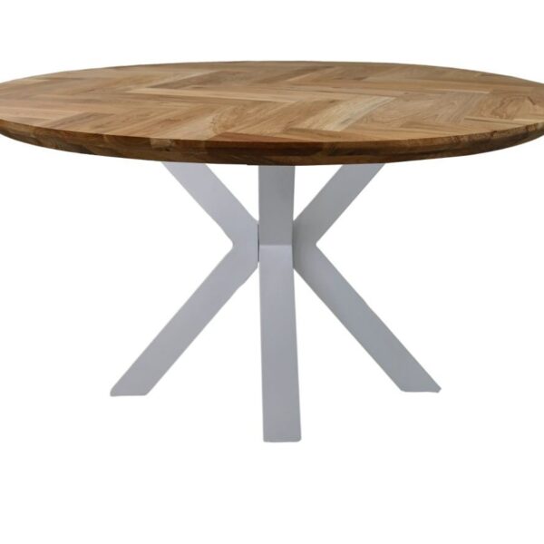 Ronde houten tafel met een visgraatmotief op het blad en witte, kruisvormige metalen poten.