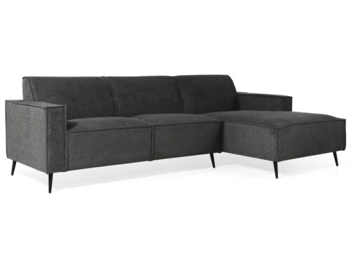 Een donkergrijze sectionele bank met een chaise longue aan de rechterkant. De bank heeft een modern design met strakke lijnen, ondersteund door zwarte, taps toelopende poten. Hij heeft drie zitkussens en een L-vormige configuratie.