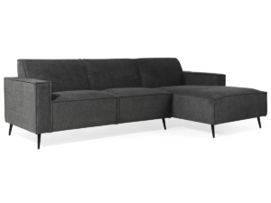 Een donkergrijze sectionele bank met een chaise longue aan de rechterkant. De bank heeft een modern design met strakke lijnen, ondersteund door zwarte, taps toelopende poten. Hij heeft drie zitkussens en een L-vormige configuratie.
