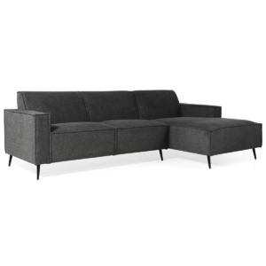 Een donkergrijze sectionele bank met een chaise longue aan de rechterkant. De bank heeft een modern design met strakke lijnen, ondersteund door zwarte, taps toelopende poten. Hij heeft drie zitkussens en een L-vormige configuratie.