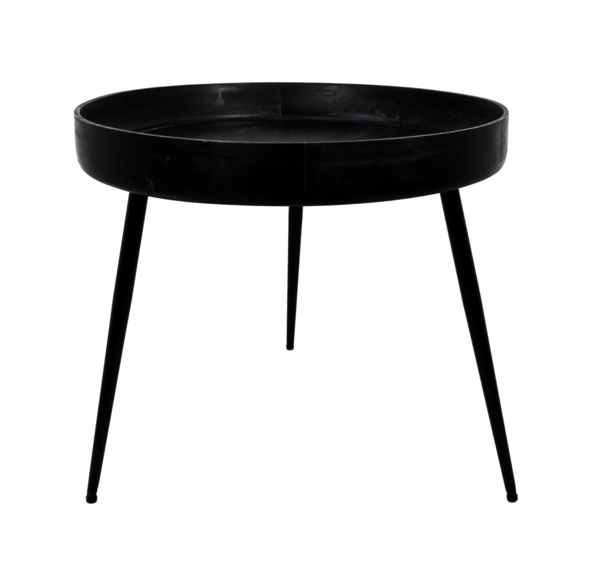 Een zwarte ronde metalen tafel met een dienbladachtig blad en drie slanke poten. Het ontwerp is minimalistisch en modern.