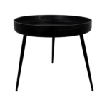 Een zwarte ronde metalen tafel met een dienbladachtig blad en drie slanke poten. Het ontwerp is minimalistisch en modern.