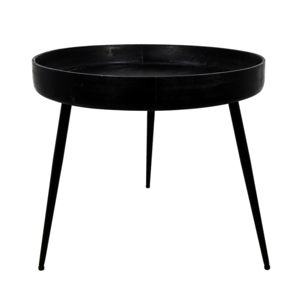 Een zwarte ronde metalen tafel met een dienbladachtig blad en drie slanke poten. Het ontwerp is minimalistisch en modern.