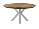 Ronde houten tafel met een gebloemd blad en een modern, gekruist metalen onderstel in de kleur wit.
